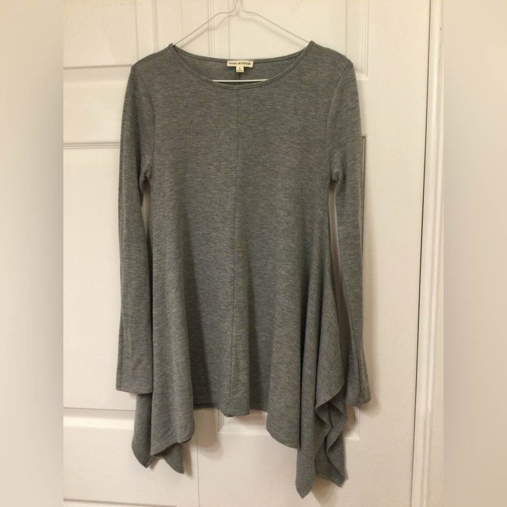 Like NEW Zenana Outfitters grey top.  SO COMFY!!!! Perfect w/leggings!!